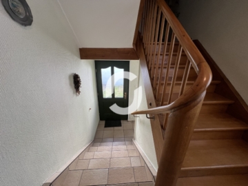 Mehrgenerationenhaus in guter Lage von Stuttgart-Untertürkheim zum Erwerb - Treppenhaus (93953)