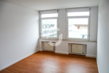 Zentral gelegene 5-Zimmer Wohnung - Schlafzimmer (93210)