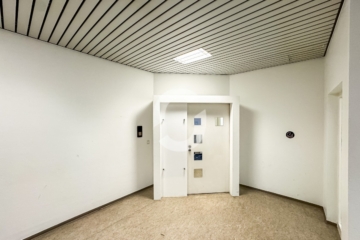 Zentrumsnahe Praxisfläche im etablierten Ärzteumfeld – Kaiserbau Göppingen - Eingangstür (90885)