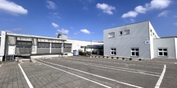 Lagerhalle im Industriegebiet nahe Flughafen - Außenansicht (92161)