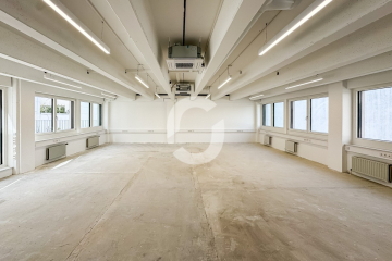 Lichtdurchflutete Bürofläche mit Glasbüros & flexiblem Ausbau - Rohbau Bürofläche (94698)