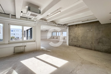 Lichtdurchflutete Bürofläche mit Glasbüros & flexiblem Ausbau - Rohbau Bürofläche (94693)