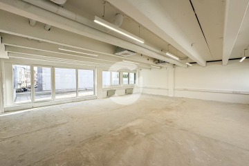 Lichtdurchflutete Bürofläche mit Glasbüros & flexiblem Ausbau - Rohbau Bürofläche (94697)