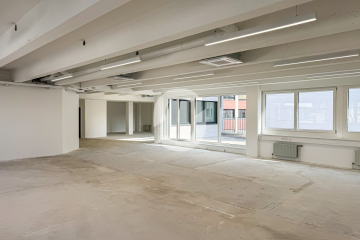 Lichtdurchflutete Bürofläche mit Glasbüros & flexiblem Ausbau - Rohbau Bürofläche (94696)
