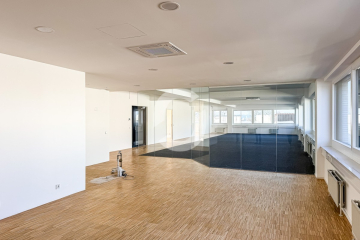 Lichtdurchflutete Bürofläche mit Glasbüros & flexiblem Ausbau - image00036 (94702)