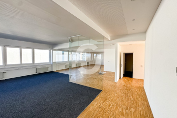 Lichtdurchflutete Bürofläche mit Glasbüros & flexiblem Ausbau - image00046 (94704)