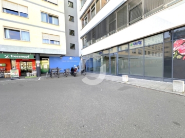 Vakante Büro/ Praxisfläche im Haus der Gesundheit - Schaufensterfront (83470)
