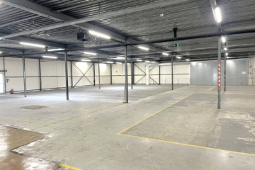 Lagerhalle im Industriegebiet nahe Flughafen - Innenansicht (83515)