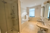 Badezimmer - Altbaujuwel mit Balkon