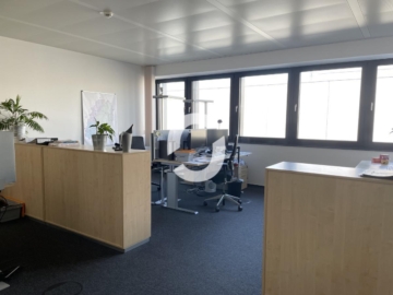 Attraktive Vakanz in ansprechendem Gebäude, 74343  Sachsenheim, Bürohaus