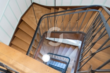 Exklusive Altbauvilla – halbhöhen Lage – ab sofort verfügbar - Treppenhaus (94228)