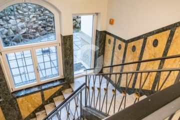 Exklusive Altbauvilla – halbhöhen Lage – ab sofort verfügbar - Treppenhaus (94232)