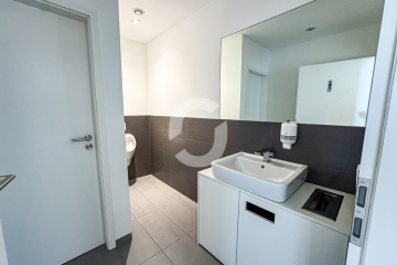 Lichtdurchflutete Bürofläche mit Glasbüros & flexiblem Ausbau - Sanitärbereich (94680)