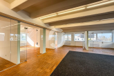 Großraumbüro - Lichtdurchflutete Bürofläche mit Glasbüros & flexiblem Ausbau