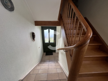 Mehrfamilienhaus mit Leerstand in guter Lage von Stuttgart-Untertürkheim zum Erwerb - Treppenhaus (94029)