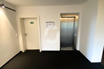 Stilvoll arbeiten: Historisches Objekt, moderne Bürofläche, Ausblick & zentraler Lage - Personenaufzug in die Fläche (84801)