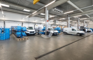 Helle Hallenflächen in Bad-Cannstadt - Innenansicht (84757)