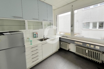 Lichtdurchflutete Praxis in Ärztehaus - Teeküche (76729)