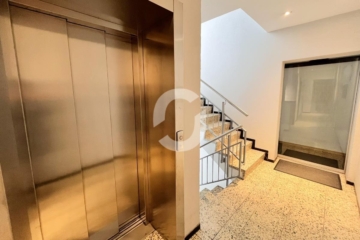 Lichtdurchflutete Praxis in Ärztehaus - Personenaufzug (76730)