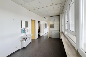 Lichtdurchflutete Praxis in Ärztehaus - Praxisfläche (76723)