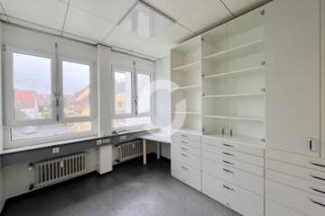 Lichtdurchflutete Praxis in Ärztehaus - Praxisfläche (76726)