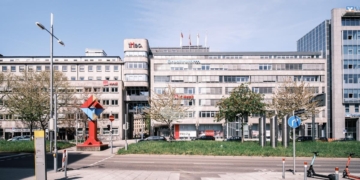 Saniertes DG-Penthouse mit Blick auf den Schlossplatz, 70174 Stuttgart, Mitte, Bürohaus